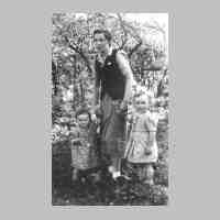 002-0005 Hildegard Schoel, geb. Schmidtke mit den Toechtern Hannelore und Ingrid in Asslacken 1942.jpg
